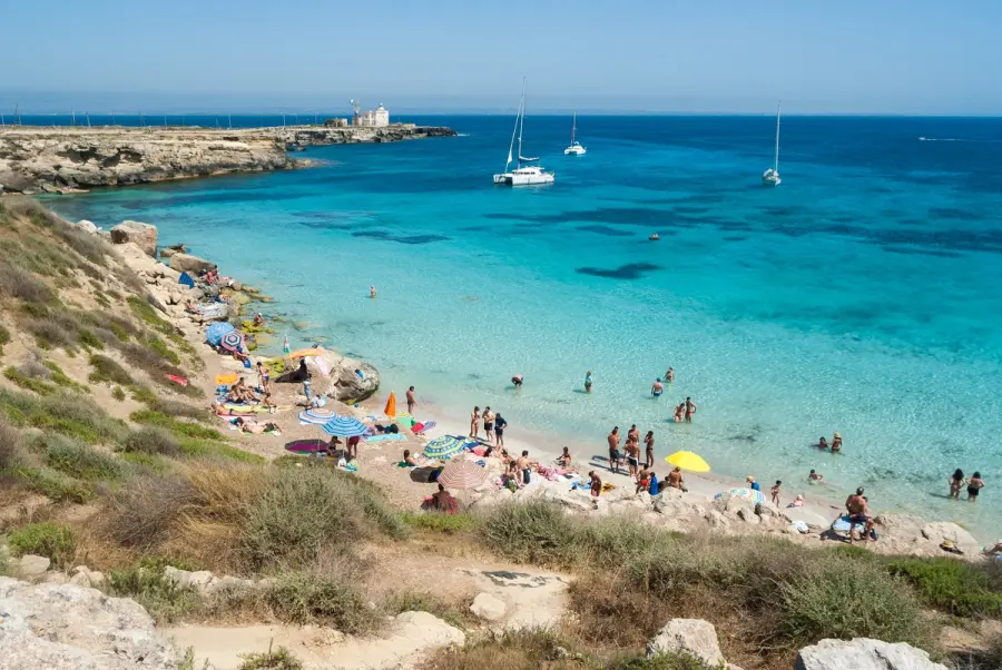 Scoprire le Egadi con una vacanza in barca a vela