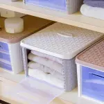 Soluzioni intelligenti e scatole per vestiti per un armadio sempre ordinato